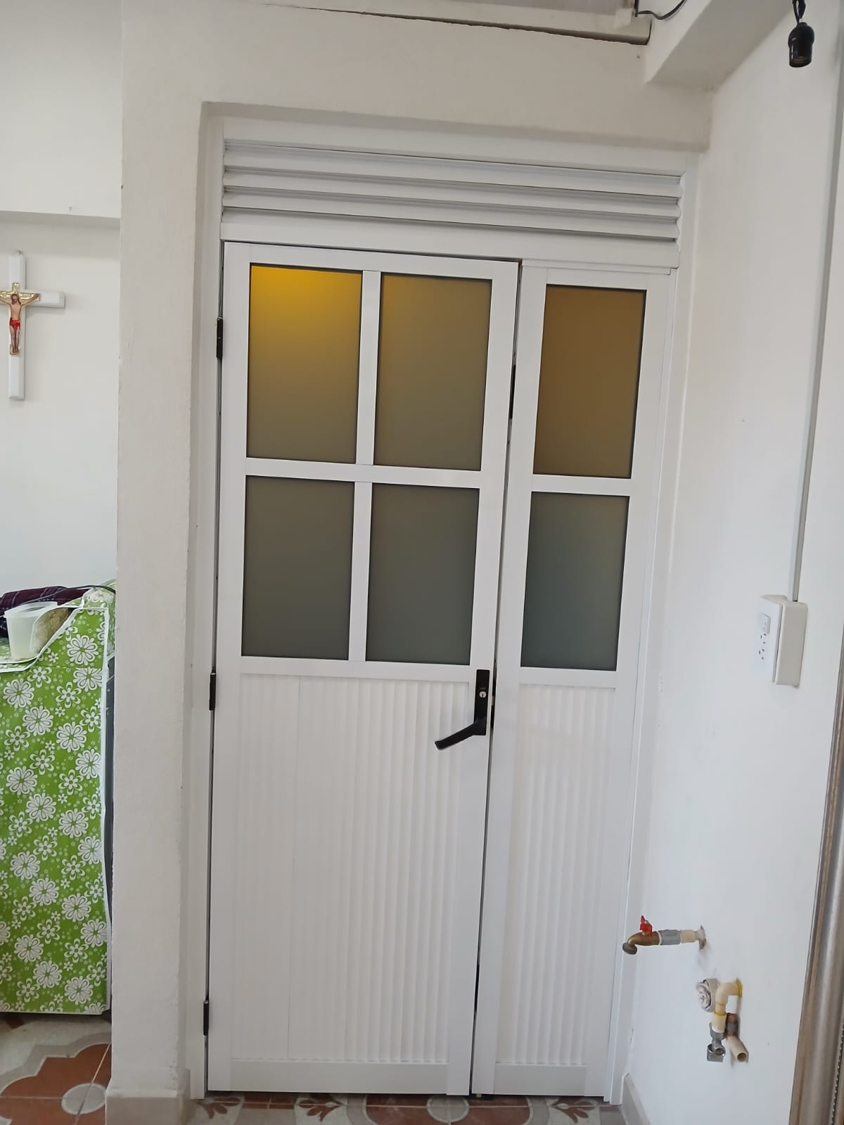 Puerta de aluminio principal con fijo